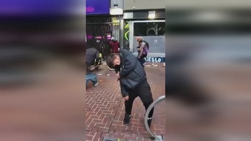 外媒曝光画面：美国加州清晨街头现“僵尸行人” 如恐怖片现场