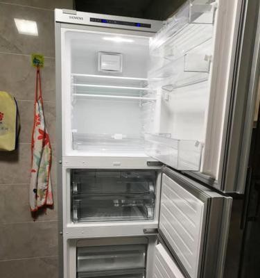 如何高效清理冰箱玻璃（清理冰箱玻璃的最佳方法）