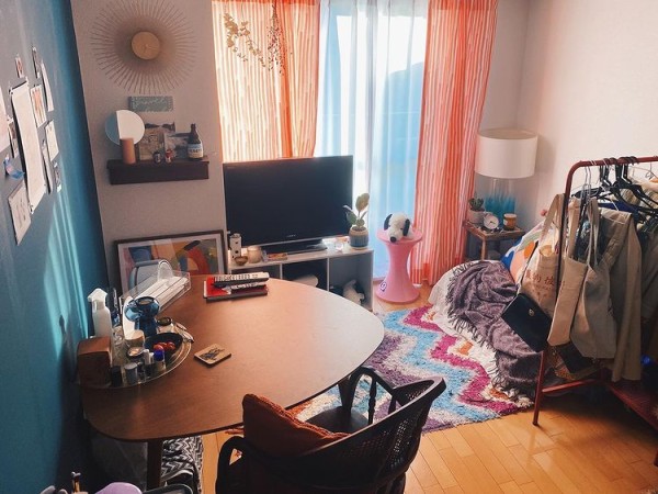 カラフルだけど、全体でまとまりのあるカラーリングが印象的なフジタナミさんのお部屋。自分の好みを研究し、自分がずっと使い続けられるものや、持っていたいと思うものを中心にコーディネートされています。