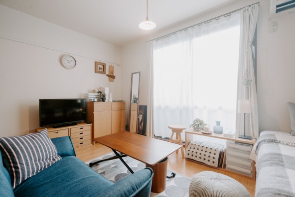 こちらのお部屋に引越すときには、「収納に合わせてものを減らすこと」を意識したという麻里さん。部屋の大きさにぴったりの家具を選んで、6畳でもソファとベッド、両方を置いて暮らしていらっしゃいます。