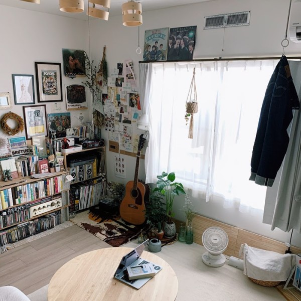 本やCDにレコード、楽器にオーディオなど、好きなものがぎゅっと詰め込まれているひなさんのお部屋。本が壁一面にあるのにあこがれてDIYした本棚がインパクト大のお部屋です。