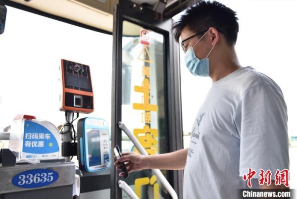 资料图：刷数字人民币支付码乘公交。　李华灿　摄