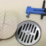 コンパスカッターでクッションフロアやフロアタイルなどの床材をきれいに丸く切り取る方法