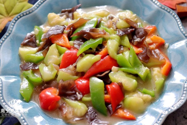 把这3种素菜搭配一起炒, 味道鲜美营养翻倍, 老公说比吃肉还过瘾