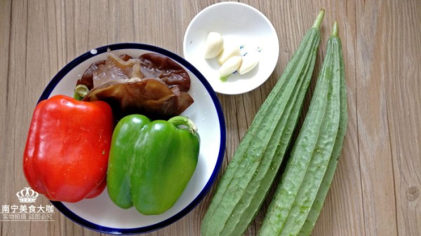 把这3种素菜搭配一起炒, 味道鲜美营养翻倍, 老公说比吃肉还过瘾