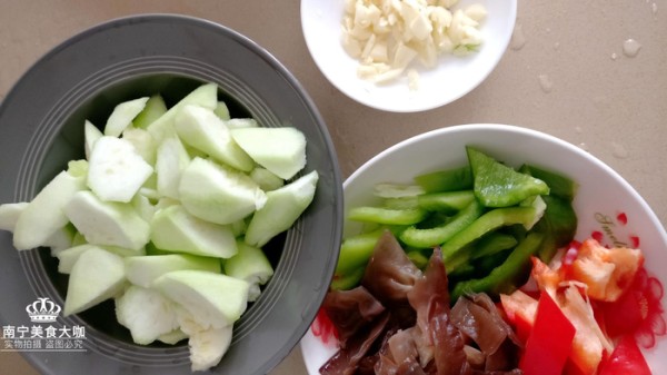 把这3种素菜搭配一起炒, 味道鲜美营养翻倍, 老公说比吃肉还过瘾