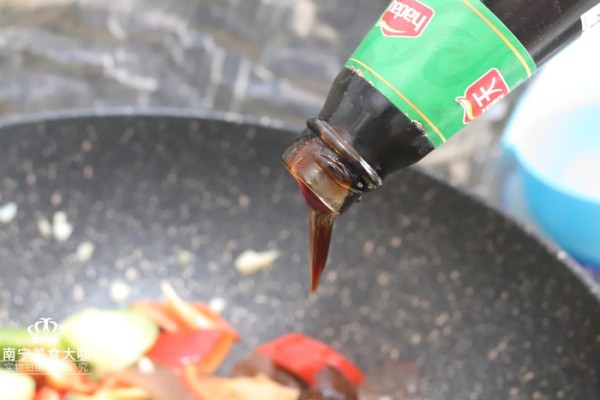 把这3种素菜搭配一起炒, 味道鲜美营养翻倍, 老公说比吃肉还过瘾