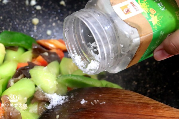 把这3种素菜搭配一起炒, 味道鲜美营养翻倍, 老公说比吃肉还过瘾