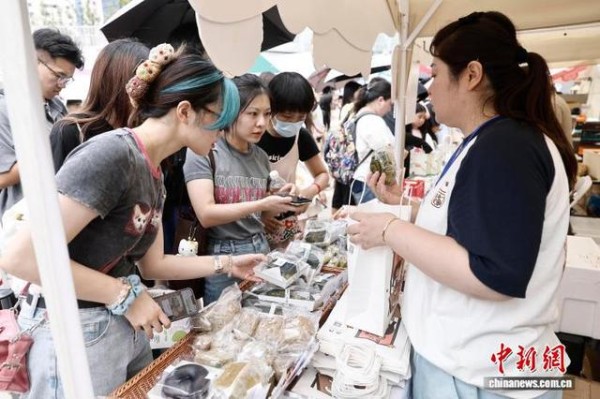 10月2日,市民选购面包。中新社记者 殷立勤 摄