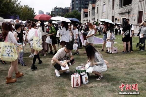 10月2日,市民整理刚购买好的面包。中新社记者 殷立勤 摄
