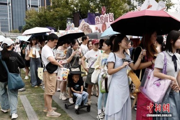 10月2日,市民排队等待购买面包。中新社记者 殷立勤 摄