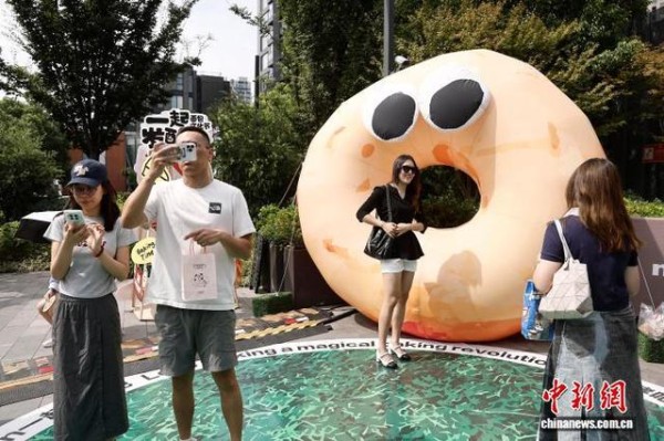 10月2日,市民在卡通面包装置前合影。中新社记者 殷立勤 摄