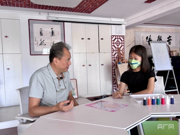 陈钢引导来访者进行表达性艺术治疗(央广网记者 杨贇 摄)