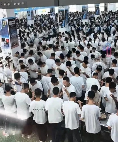 ▲一中学食堂未设座椅,所有学生均站着就餐。图/九派新闻