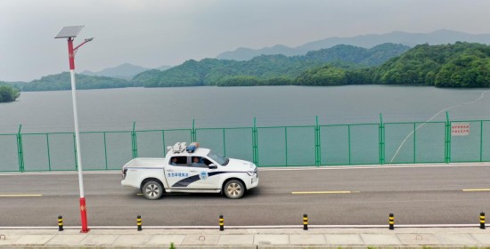 图为景德镇市乐平生态环境局执法人员正在乐平市共产主义水库进行巡查