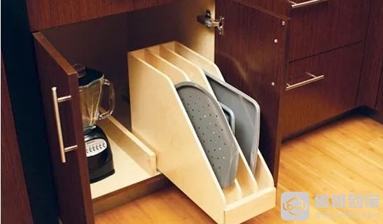 小的柜子里的拉篮