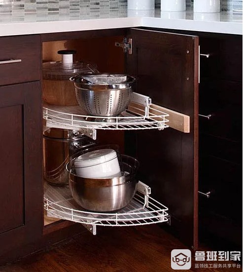 固定在门板上的创意拉篮。