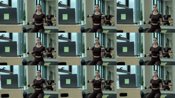 女性在健身房用哑铃训练 – 在线健身课程和健康生活方式