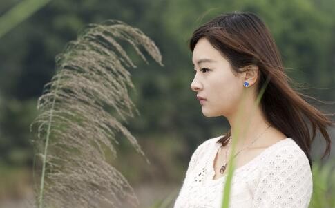 怎么让皮肤变得紧致 女人该怎么保养自己的皮肤 女人皮肤该怎么保养