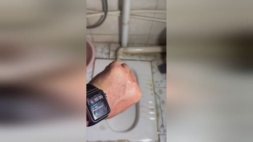 使用酊淳无刷洗去除蹲坑蹲便管道沉水弯坚硬沉年老垢的方法