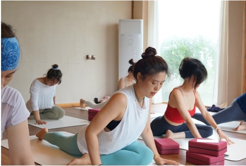 简橙在线教育平台瑜伽导师王蕊,解锁乐龄女性“身心合一”健康密码