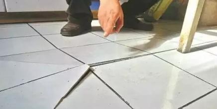 厨房的瓷砖开裂、缝隙发黑怎么办? 教你一绝招, 瓷砖白净像新的
