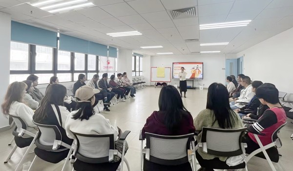 图为桂宜老师讲解情绪管理理论知识.jpg