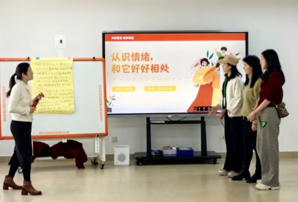 图为家长们积极参与互动.jpg