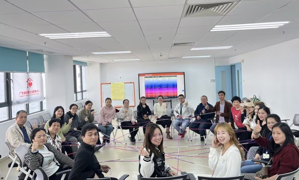 图为家长们与老师合影留念.jpg
