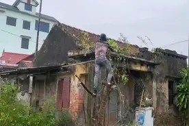 老旧破房改造全过程,兄弟上阵免费为贫穷老人清理,主人甚是感激视频封面