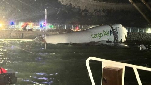 阿联酋航空一飞机疑冲出香港机场跑道坠海 地勤车疑被撞两人身亡