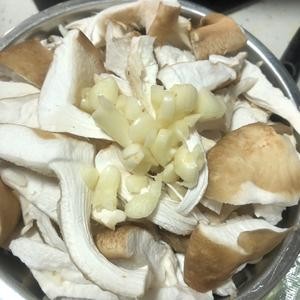 超简单又美味的蒸蘑菇的做法 步骤2