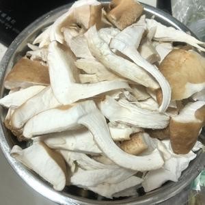 超简单又美味的蒸蘑菇的做法 步骤1