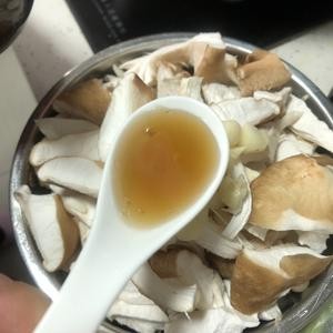 超简单又美味的蒸蘑菇的做法 步骤3