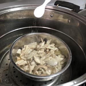 超简单又美味的蒸蘑菇的做法 步骤5