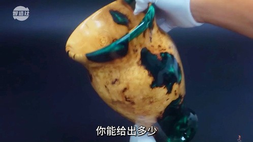 手艺人的独门绝技：伙用奇形怪状的木头制作出天价艺术品！