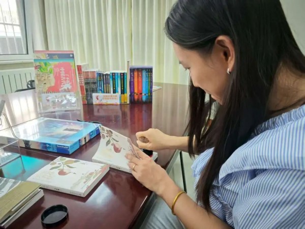 旧书“重生”点亮文明，菜园北里社区漂流书架温暖成长时光