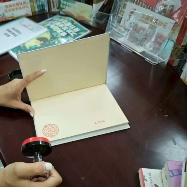 旧书“重生”点亮文明，菜园北里社区漂流书架温暖成长时光