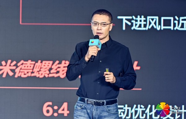图片包含 人, 男人, 女人, 院子 AI 生成的内容可能不正确。