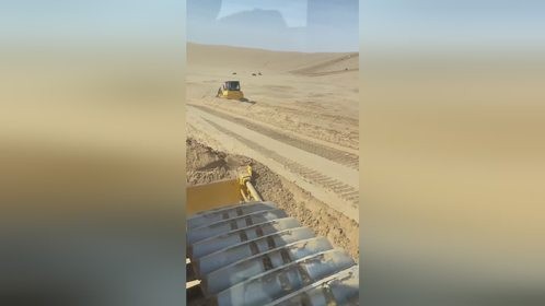 为什么要用推土机推沙漠 因为老板说拖个房车太费油了 接上个视