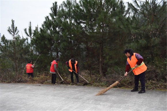 铲除公路边沿杂草。特约通讯员 隆太良 摄