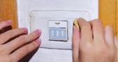 电灯开关上留下手印痕迹,用橡皮一擦,即可干净如新