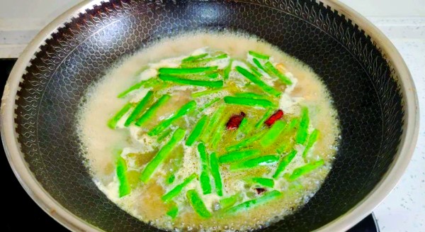 家庭厨房烹饪四季豆场景