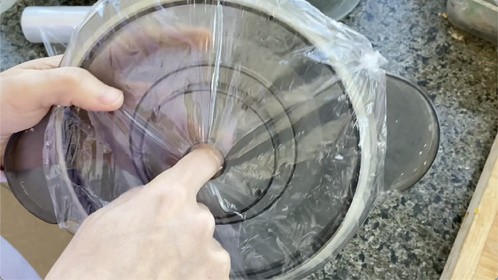 绞馅机盖子有缝隙，用完不好清洗，试试用之前放个保鲜膜