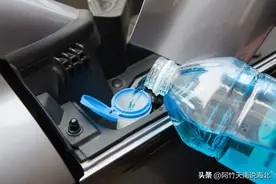 别再乱用玻璃水了,听老司机一说,不然追悔莫及。图片