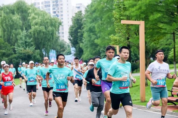 近千名跑友激情开跑。受访单位供图