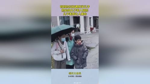 妈妈捡垃圾遇放学儿子，担心给儿子丢人捂脸，儿子表现让人暖心！