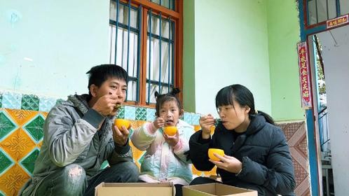 女儿喜欢吃果冻，爸爸在家自己做，大人小孩都爱吃