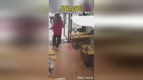 女子吃面一人占俩位，小伙提醒反被烫面扣头
