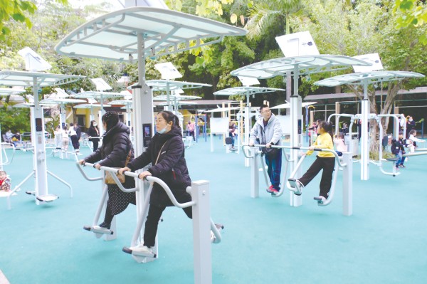 ▲市民在崭新的器材上游乐、锻炼。 本报记者 宋延康 摄